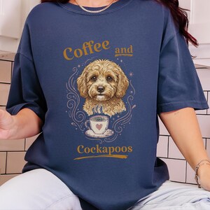 Camiseta Comfort Colors con estampado Cockapoo estilo vintage, ideal para amantes de los perros, con temática de café y Cockapoos. Regalos originales con retratos de mascotas. imagen 2