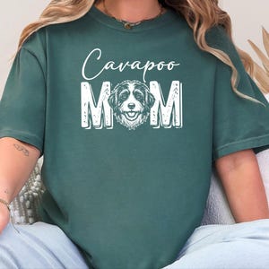 Camiseta Comfort Colors Cavapoo Mom, Camiseta Cavapoo, Camiseta de moda para mamás de perros, Camiseta Doodle Mama Poodle Mix de algodón suave, talla grande y personalizada imagen 4