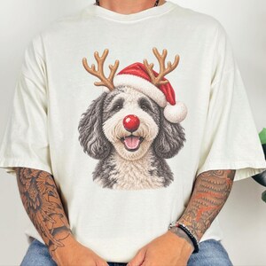 Camiseta navideña para Sheepadoodle, sudadera navideña para perros, regalo para dueños de Sheepadoodle, conjunto navideño para perros. imagen 10