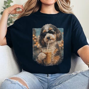 Aussiedoodle iskaffe-tröja, cool valp med solglasögon-tröja, kaffeälskare, husdjursägare-present, rolig doodle mamma pappa grafisk kläder, casual tröja bild 1