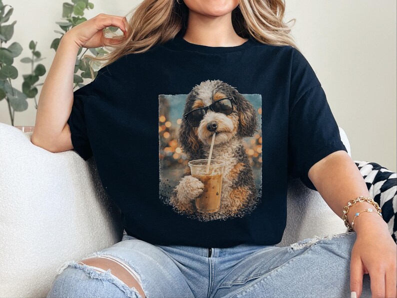 Aussiedoodle iskaffe-tröja, cool valp med solglasögon-tröja, kaffeälskare, husdjursägare-present, rolig doodle mamma pappa grafisk kläder, casual tröja bild 1