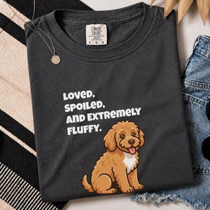 Comfort Colors Cavapoo-Hundemama-Shirt, „Geliebt, verwöhnt und extrem flauschig“-T-Shirt, Goldendoodle-Labradoodle-Besitzer-Sweatshirt, Doodle-Papa Bild 3