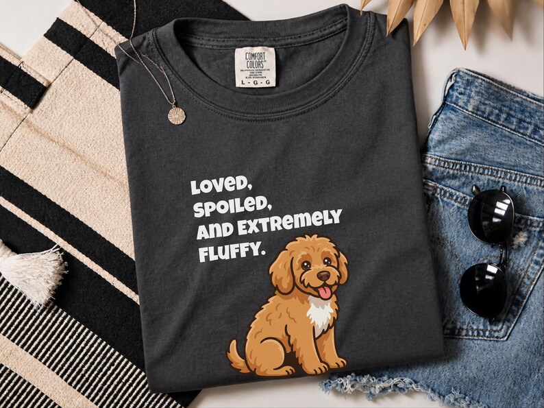 Comfort Colors Cavapoo-Hundemama-Shirt, „Geliebt, verwöhnt und extrem flauschig“-T-Shirt, Goldendoodle-Labradoodle-Besitzer-Sweatshirt, Doodle-Papa Bild 3