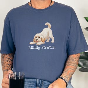 Camiseta elástica grande Comfort Colors para amantes de los Schnoodle, camiseta divertida con diseño de perro Doodle, regalo para mamás perrunas de color marrón esponjoso, regalo para papás dueños de Schnoodle imagen 3