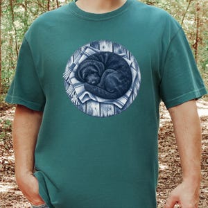 Kunst mit schlafendem Hund, Geschenk für Doodle-Liebhaber, Schwarzes Doodle-Shirt, Aufdruck „Schlafender Hund“, Geschenk für Doodle-Mama, Comfort Colors T-Shirt Bild 3