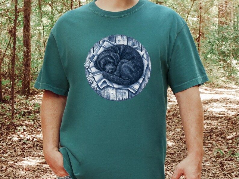 Kunst mit schlafendem Hund, Geschenk für Doodle-Liebhaber, Schwarzes Doodle-Shirt, Aufdruck „Schlafender Hund“, Geschenk für Doodle-Mama, Comfort Colors T-Shirt Bild 3