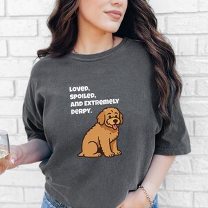 Maglietta divertente con Goldendoodle di Comfort Colors, maglietta "Amato, viziato ed estremamente buffo", maglietta per la mamma di un Golden Retriever, maglietta per la mamma di un Golden Doodle immagine 10