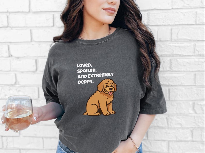 Maglietta divertente con Goldendoodle di Comfort Colors, maglietta "Amato, viziato ed estremamente buffo", maglietta per la mamma di un Golden Retriever, maglietta per la mamma di un Golden Doodle immagine 10