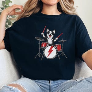 Maglietta per papà Corgi, idea regalo per batterista, maglietta rock con cane, maglietta per appassionati di musica, Corgi che suona la batteria, regalo divertente per amanti dei cani, maglietta con merchandising di una band immagine 1