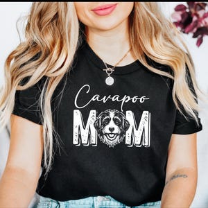 Cavapoo-Mama-Shirt, süßes Doodle-T-Shirt | Geschenk für Hundeliebhaberinnen, T-Shirt für Pudel-Mischlingsbesitzerinnen | Lustige Kleidung für Hundemamas, Geschenkidee für frischgebackene Hundemamas Bild 8