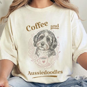 Comfort Colors T-Shirt mit lustigem Hundemotiv, Kaffee- und Aussiedoodle-Motiv, verspielte Tiermotive, Kleidung für Teeliebhaber, Cottagecore-Doodle-Porträt, skurrile Hunde Bild 5