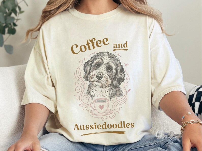 Comfort Colors T-Shirt mit lustigem Hundemotiv, Kaffee- und Aussiedoodle-Motiv, verspielte Tiermotive, Kleidung für Teeliebhaber, Cottagecore-Doodle-Porträt, skurrile Hunde Bild 5