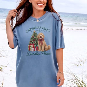 Kerstshirt voor honden, kerstcadeau voor Labradoodles, kerstbomen en doodles, trui voor hondenmoeders, T-shirt voor Labradoodle-liefhebbers, feestelijke top voor huisdiereigenaren afbeelding 2