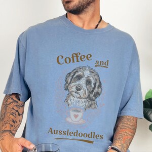 Comfort Colors T-Shirt mit lustigem Hundemotiv, Kaffee- und Aussiedoodle-Motiv, verspielte Tiermotive, Kleidung für Teeliebhaber, Cottagecore-Doodle-Porträt, skurrile Hunde Bild 10