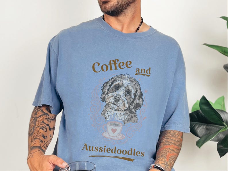 Comfort Colors T-Shirt mit lustigem Hundemotiv, Kaffee- und Aussiedoodle-Motiv, verspielte Tiermotive, Kleidung für Teeliebhaber, Cottagecore-Doodle-Porträt, skurrile Hunde Bild 10
