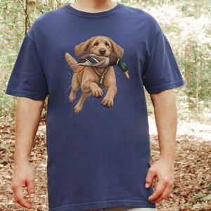 Camiseta Goldendoodle, Presente para Caçador de Patos, Camiseta para Caçador de Aves Aquáticas, Arte de Cão de Caça, Presente para Dono de Retriever, Camiseta Vintage de Vida Selvagem imagem 2