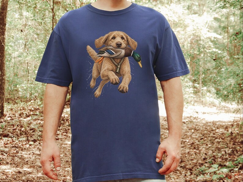 Camiseta Goldendoodle, Presente para Caçador de Patos, Camiseta para Caçador de Aves Aquáticas, Arte de Cão de Caça, Presente para Dono de Retriever, Camiseta Vintage de Vida Selvagem imagem 2
