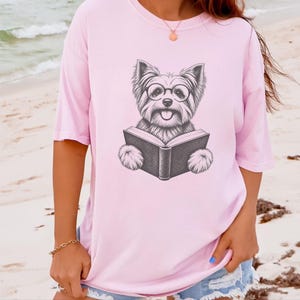 Maglietta con Yorkshire Terrier che legge, regalo per amanti dei libri e dei cani, maglietta con Yorkshire Terrier, regalo per appassionati di libri, maglietta per amanti della biblioteca, maglietta per appassionati di lettura immagine 7