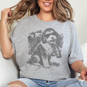 Bernedoodle Tee, Funny Bernedoodle Drinking Beer T-Shirt, Cartoon Dog, Dog Dad Gift, Beer Lover imagen 3