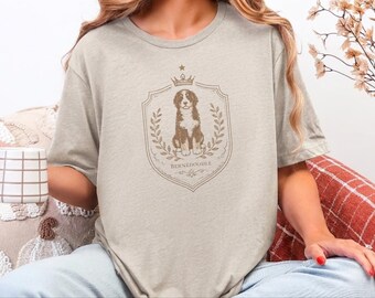 Camiseta Club Crest Bernedoodle Royal Crest, Camiseta Regal Pet Art, Retrato Personalizado do Seu Cachorro com Emblema, Arte Clássica de Cachorro, Camiseta Personalizada para Mães de Doodles