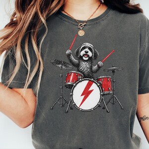 Cavapoo-shirt, cadeau voor Cavapoo-moeder, rockende drummer-shirt, hond die drumt, shirt voor muziekliefhebbers, rockband-shirt, grappig cadeau voor hondenbezitters afbeelding 8