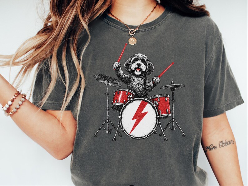 Cavapoo-shirt, cadeau voor Cavapoo-moeder, rockende drummer-shirt, hond die drumt, shirt voor muziekliefhebbers, rockband-shirt, grappig cadeau voor hondenbezitters afbeelding 8