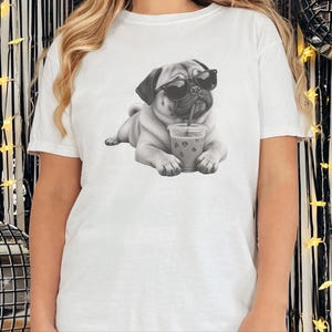 Mops älskare skjorta, rolig hund som dricker iskaffe tee, mops pappa gåva, mops mamma tröja bild 9