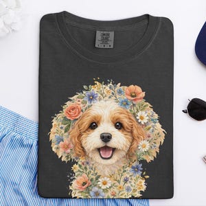 Camiseta Comfort Colors com estampa floral para cachorro, estampa de rosto de Cavapoo | Retrato moderno de pet para mães de cachorro | Arte vintage de animais, presente para donos, camiseta com estampa de rosto de pet imagem 3