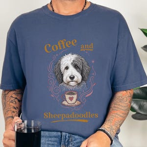 Comfort Colors Sheepadoodle T-shirt, Koffie en Sheepadoodles Grappig T-shirt voor Hondenliefhebbers, Doodle Mom Life, Speelse Dierenkunstprint, Cadeau voor Huisdierbezitter afbeelding 10