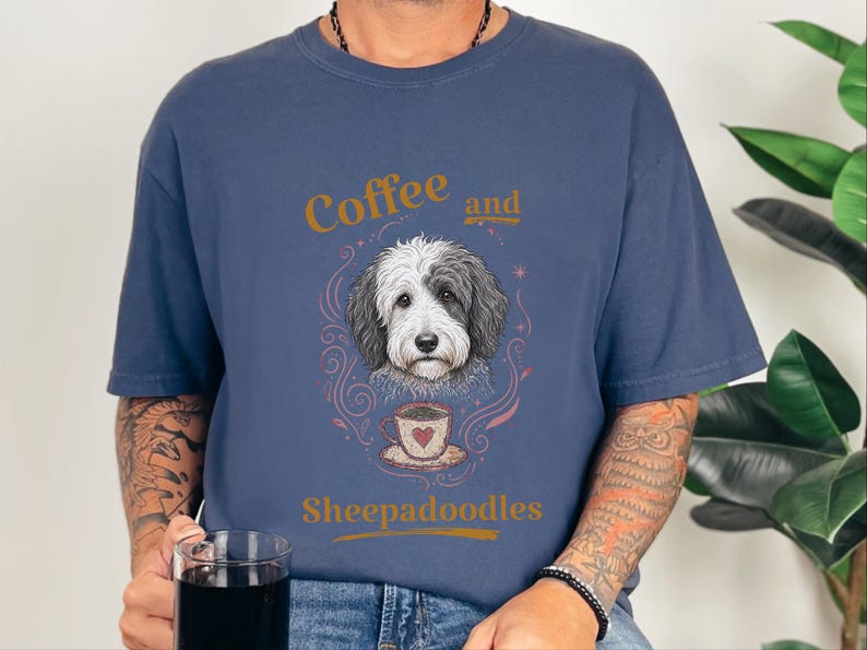 Comfort Colors Sheepadoodle T-shirt, Koffie en Sheepadoodles Grappig T-shirt voor Hondenliefhebbers, Doodle Mom Life, Speelse Dierenkunstprint, Cadeau voor Huisdierbezitter afbeelding 10