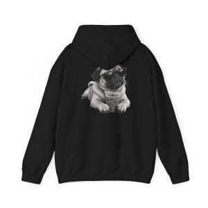 Mops älskare skjorta, rolig hund som dricker iskaffe tee, mops pappa gåva, mops mamma tröja bild 11