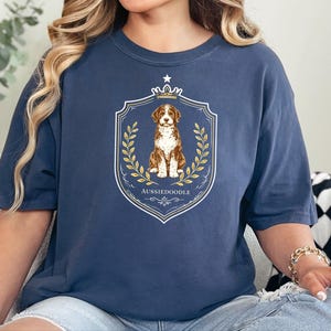 Geschenkidee für Doodle-Hunde in Komfortfarben, Aussiedoodle-Shirt mit königlichem Wappen, T-Shirt für Hundemama, königliches Haustierporträt, Hunde-Kunst im Vintage-Stil, Geschenk für Doodle-Liebhaber Bild 3