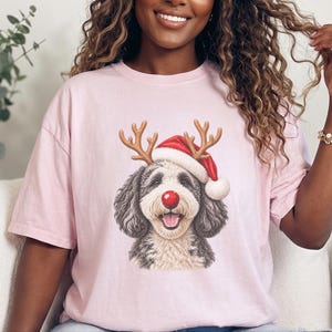 Camiseta navideña para Sheepadoodle, sudadera navideña para perros, regalo para dueños de Sheepadoodle, conjunto navideño para perros. imagen 6