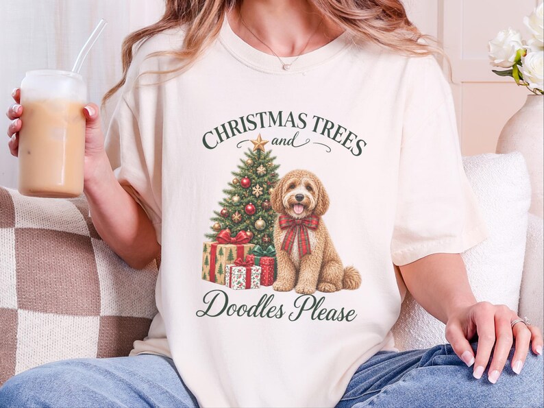 キャバプーのクリスマスシャツ、キャバプーママへのギフト、クリスマスツリーとドゥードル犬をお願いします、ドゥードル犬好きのシャツ、ホリデーペット好きへのギフト 画像 7