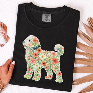 Wydruk artystyczny z owczarkiem w kolorach Comfort Colors, koszulka z kwiatowym motywem owczarka, prezent dla miłośnika psów z motywem botanicznym, spersonalizowany portret zwierzaka, koszulka dla mamy z rysunkiem zdjęcie 6