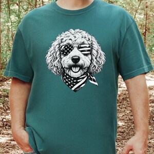 T-shirt Comfort Colors Goldendoodle patriotique, T-shirt Doodle pour la fête de l'Indépendance du 4 juillet, Haut pour propriétaire de chien rouge, blanc et bleu aux couleurs américaines image 4