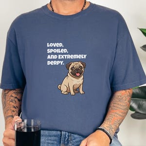 Comfort Colors T-Shirt mit süßem Mopsmotiv, „Geliebter, verwöhnter und extrem tollpatschiger“ Mops-Shirt in Rehbraun, T-Shirt für Mopsliebhaber, lustiges Mops-Shirt, süßes Mops-Shirt, T-Shirt für Mops-Mamas Bild 9