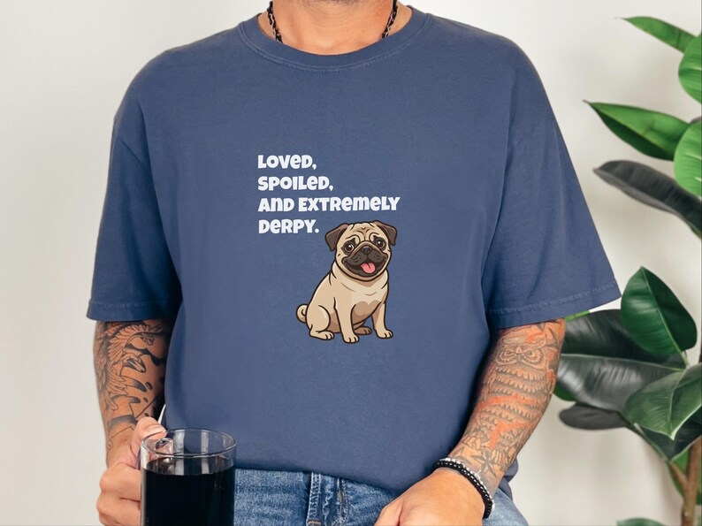 Comfort Colors T-Shirt mit süßem Mopsmotiv, „Geliebter, verwöhnter und extrem tollpatschiger“ Mops-Shirt in Rehbraun, T-Shirt für Mopsliebhaber, lustiges Mops-Shirt, süßes Mops-Shirt, T-Shirt für Mops-Mamas Bild 9