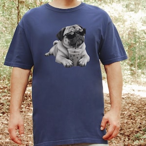 Mops älskare skjorta, rolig hund som dricker iskaffe tee, mops pappa gåva, mops mamma tröja bild 1