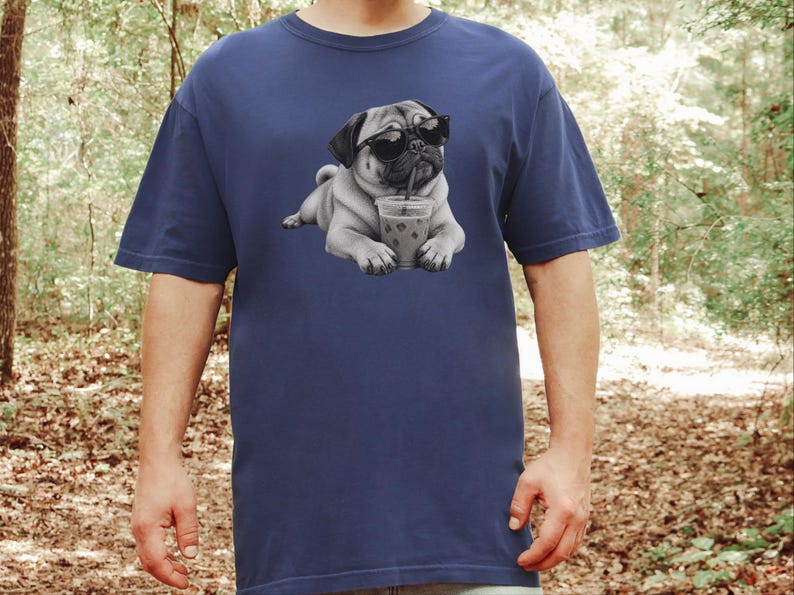 Mops älskare skjorta, rolig hund som dricker iskaffe tee, mops pappa gåva, mops mamma tröja bild 1