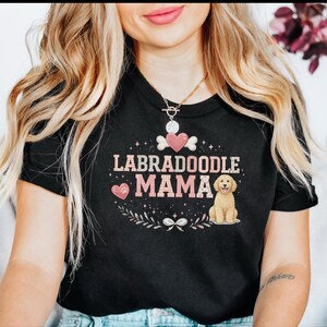 Regalo per la mamma di un Labradoodle, Maglietta per la mamma di un Labradoodle, Maglietta per il proprietario di un Golden Doodle, Maglietta per la mamma di un cane, Regalo per gli amanti dei Doodle, Regali per i genitori di cani immagine 6