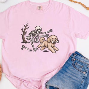 Camiseta de Halloween para Maltipoo, Camiseta de perro esqueleto, Regalo divertido de Halloween para perros, Camiseta espeluznante para dueños de mascotas, Camiseta para amantes de los Maltipoo imagen 2
