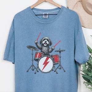 Cavapoo-shirt, cadeau voor Cavapoo-moeder, rockende drummer-shirt, hond die drumt, shirt voor muziekliefhebbers, rockband-shirt, grappig cadeau voor hondenbezitters afbeelding 7