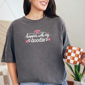Koszulka dla mamy Doodle, szczęśliwsza z prezentem dla mojego Doodle, koszulka dla psa Doodle, koszulka dla mamy Goldendoodle, prezent dla miłośnika labradoodle, koszulka dla mamy Bernedoodle zdjęcie 9