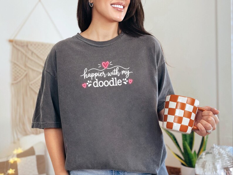Koszulka dla mamy Doodle, szczęśliwsza z prezentem dla mojego Doodle, koszulka dla psa Doodle, koszulka dla mamy Goldendoodle, prezent dla miłośnika labradoodle, koszulka dla mamy Bernedoodle zdjęcie 9