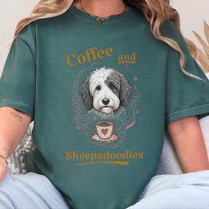 Comfort Colors Sheepadoodle T-shirt, Koffie en Sheepadoodles Grappig T-shirt voor Hondenliefhebbers, Doodle Mom Life, Speelse Dierenkunstprint, Cadeau voor Huisdierbezitter afbeelding 4