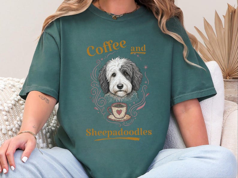 Comfort Colors Sheepadoodle T-shirt, Koffie en Sheepadoodles Grappig T-shirt voor Hondenliefhebbers, Doodle Mom Life, Speelse Dierenkunstprint, Cadeau voor Huisdierbezitter afbeelding 4