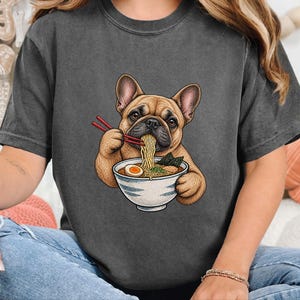 Frenchie Ramen Shirt, Japans Noodle Dog Shirt, Grappig Cadeau voor een Franse Bulldog, Sweatshirt voor Foodieliefhebbers, Top met Ramenkom Grafische Afbeelding afbeelding 3