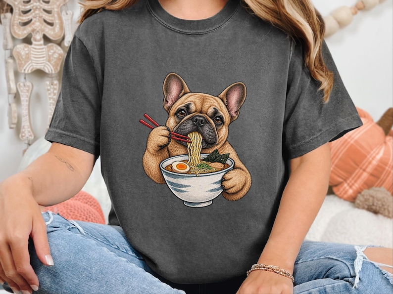 Frenchie Ramen Shirt, Japans Noodle Dog Shirt, Grappig Cadeau voor een Franse Bulldog, Sweatshirt voor Foodieliefhebbers, Top met Ramenkom Grafische Afbeelding afbeelding 3