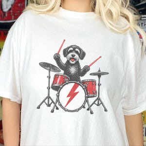 T-Shirt mit Schnoodle am Schlagzeug, Geschenk für Schlagzeuger, Musikliebhaber, Rockhund-Shirt, Geschenk für Hundebesitzer, T-Shirt für Perkussionisten Bild 7